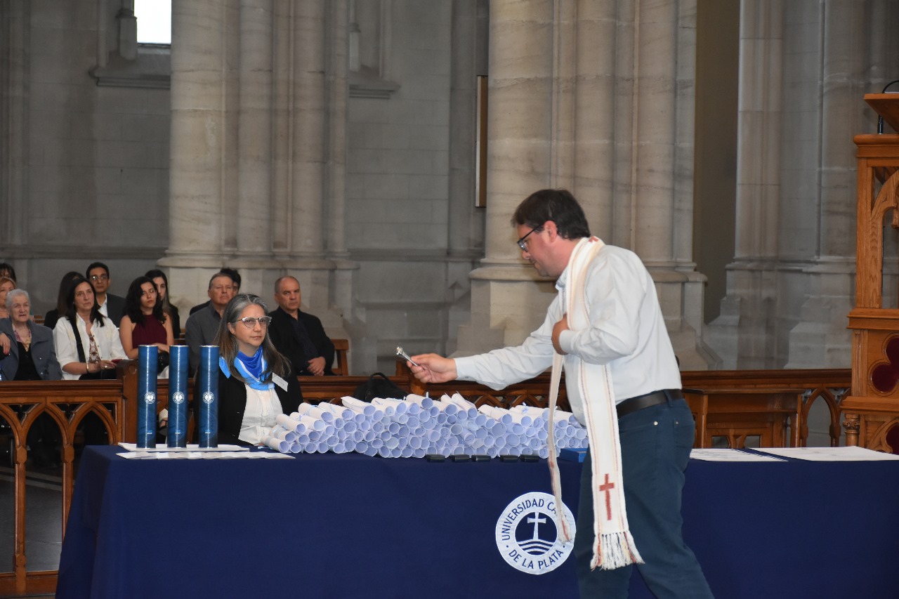 Juramento y entrega de diplomas a egresados de Derecho y Ciencias Políticas en la Catedral