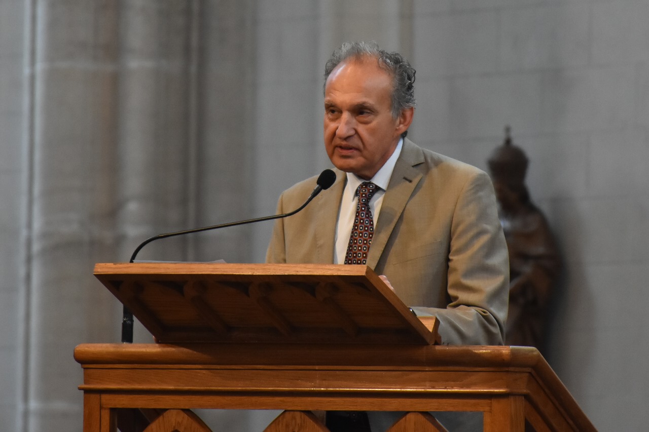 Juramento y entrega de diplomas a egresados de Derecho y Ciencias Políticas en la Catedral