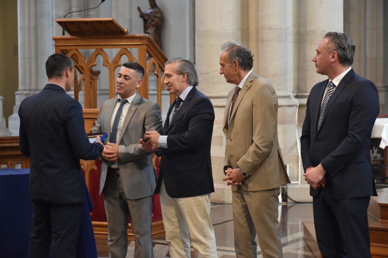 Juramento y entrega de diplomas a egresados de Derecho y Ciencias Políticas en la Catedral