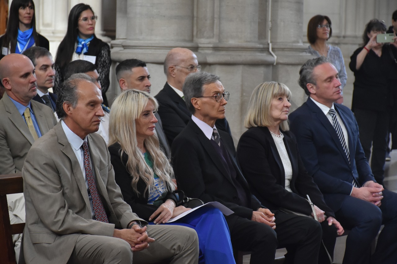 Juramento y entrega de diplomas a egresados de Derecho y Ciencias Políticas en la Catedral