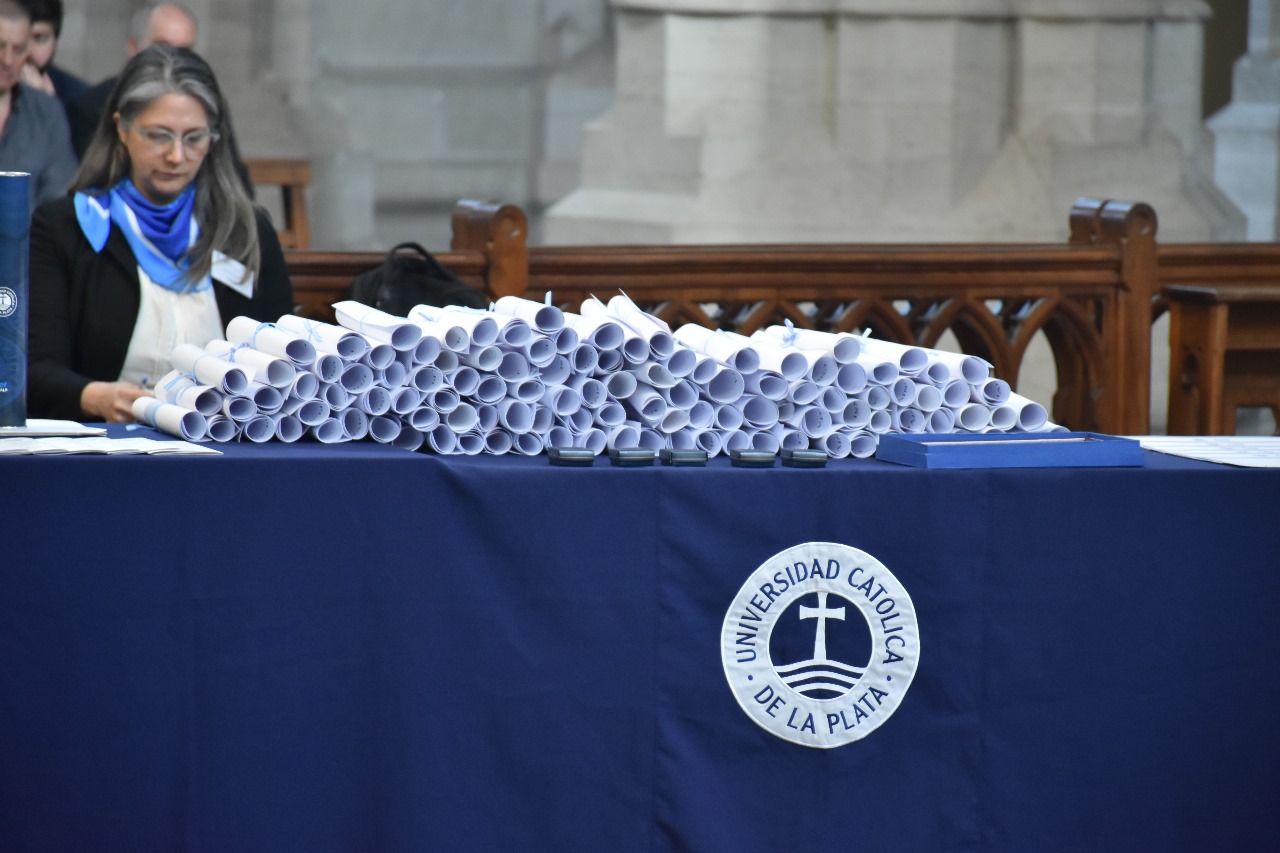 Juramento y entrega de diplomas a egresados de Derecho y Ciencias Políticas en la Catedral