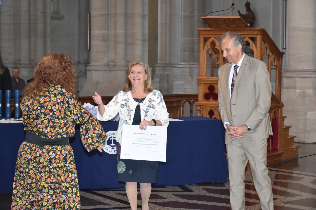 Juramento y entrega de diplomas a egresados de Derecho y Ciencias Políticas en la Catedral