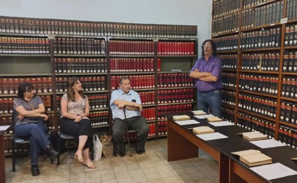 Muestra de libros históricos en la biblioteca de la UCALP