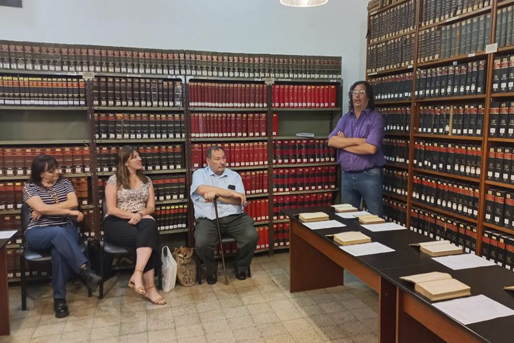 Muestra de libros históricos en la biblioteca de la UCALP