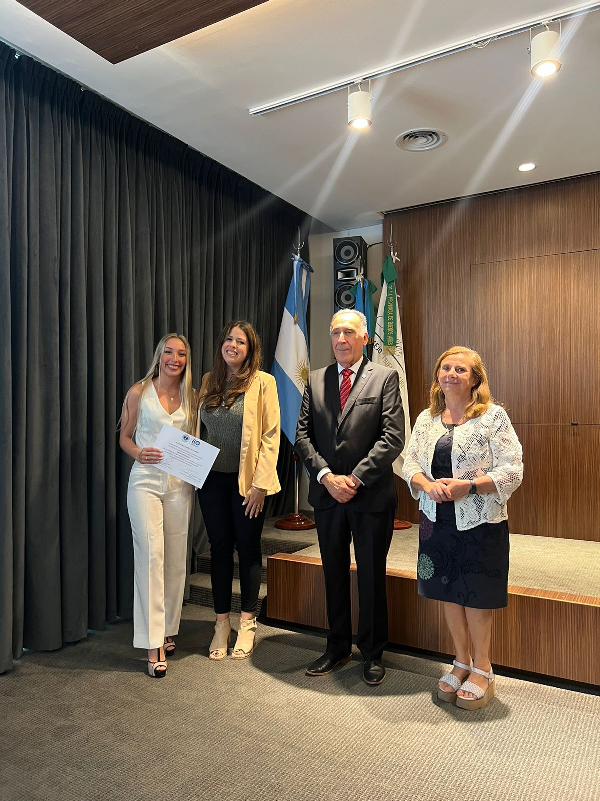 Recibieron diplomas losas egresadosas de Ciencias Económicas y Sociales