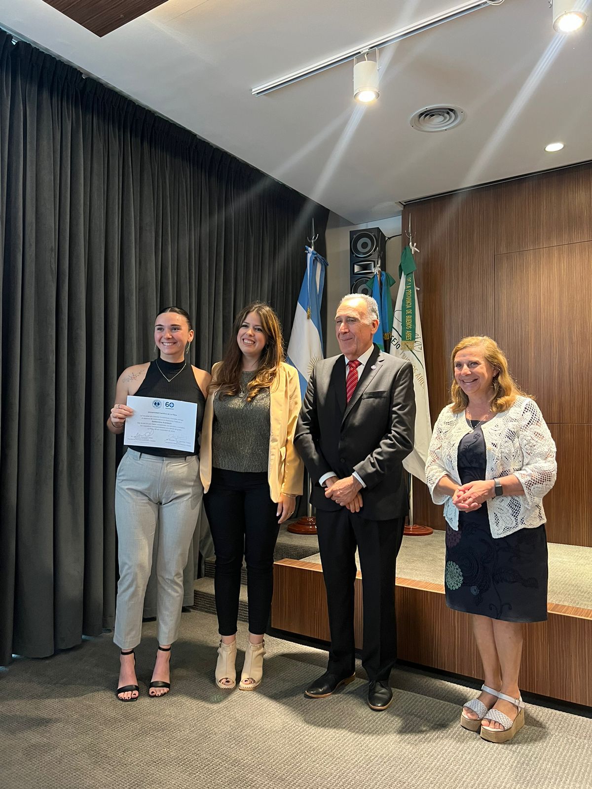 Recibieron diplomas losas egresadosas de Ciencias Económicas y Sociales