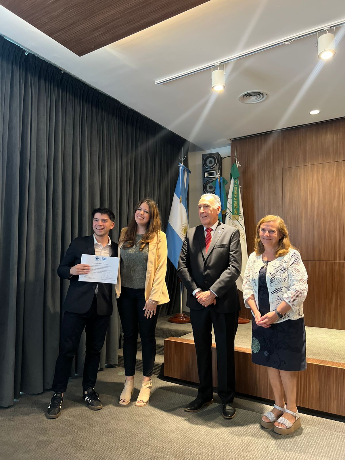 Recibieron diplomas losas egresadosas de Ciencias Económicas y Sociales