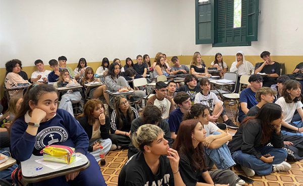 Capacitaron en responsabilidad financiera a alumnos de 5.º año