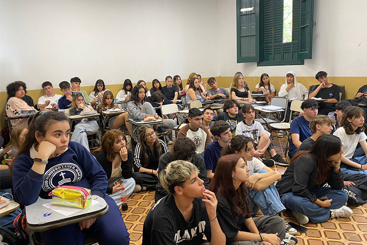 Capacitaron en responsabilidad financiera a alumnos de 5.º año