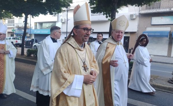 Una multitud recibió con alegría y esperanza al nuevo Arzobispo de La Plata
