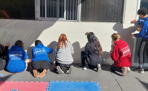 Pintan murales que embellecen el patio del Jardín del Estrada