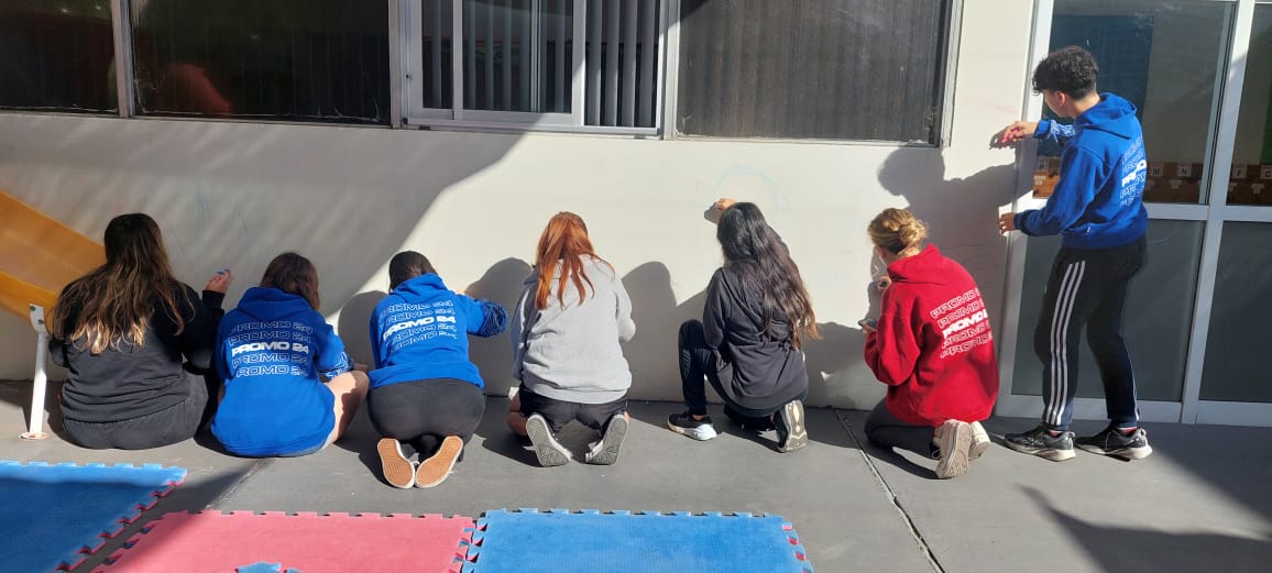 Pintan murales que embellecen el patio del Jardín del Estrada