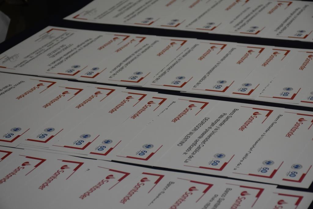 Reconocen a los alumnos que participaron de las Becas Futuros Profesionales Santander (1)