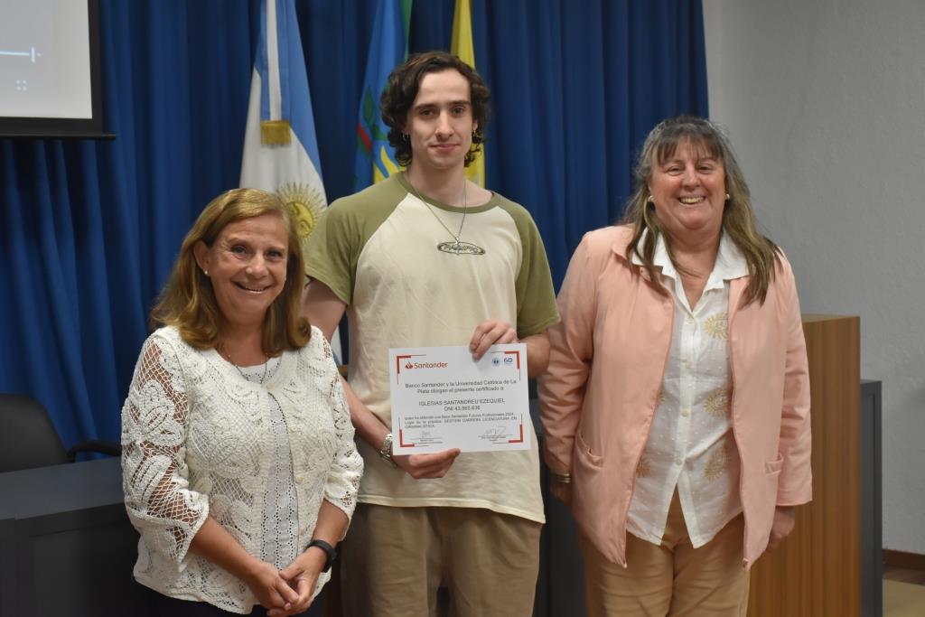 Reconocen a los alumnos que participaron de las Becas Futuros Profesionales Santander (13)