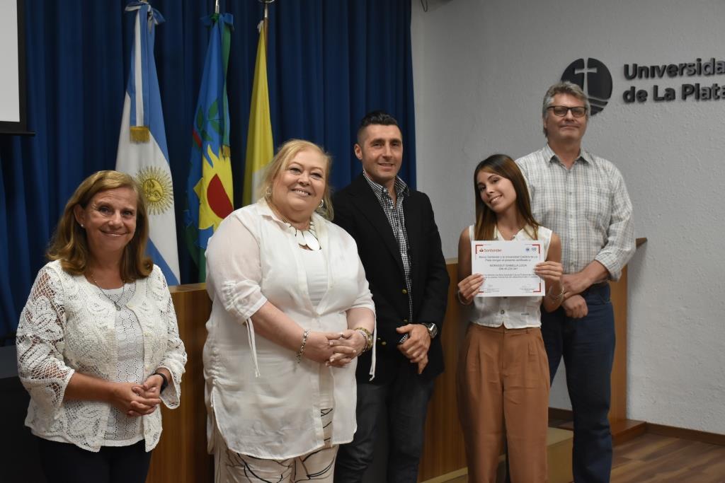 Reconocen a los alumnos que participaron de las Becas Futuros Profesionales Santander (15)