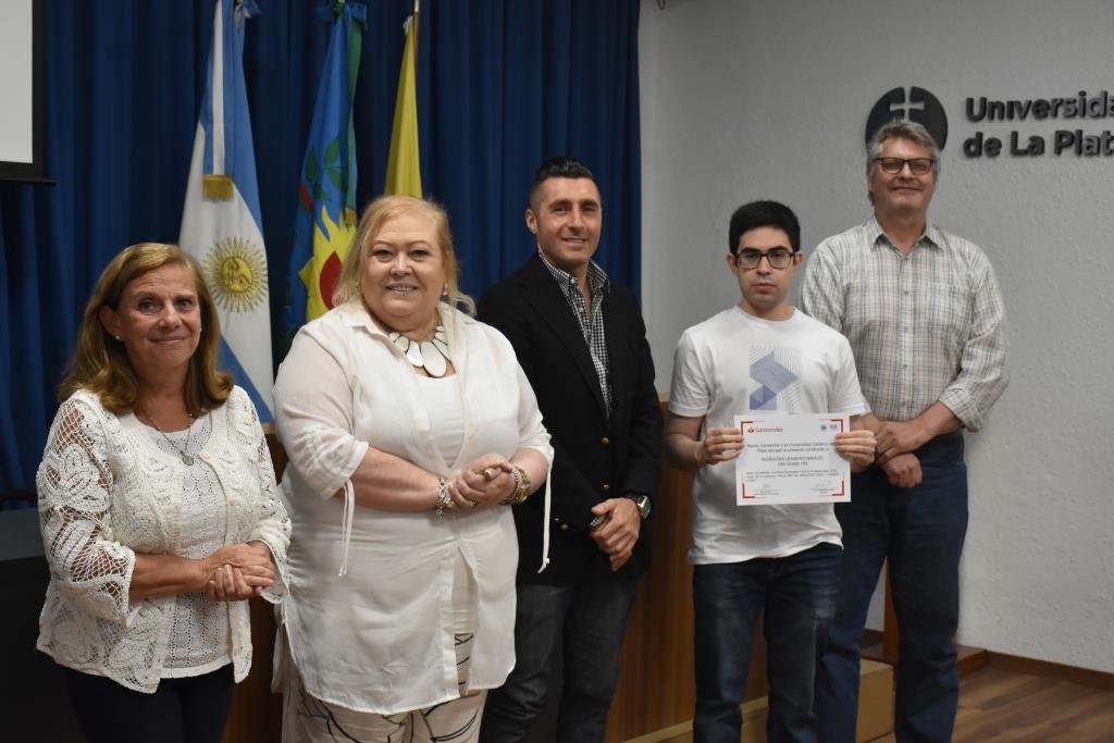 Reconocen a los alumnos que participaron de las Becas Futuros Profesionales Santander (16)