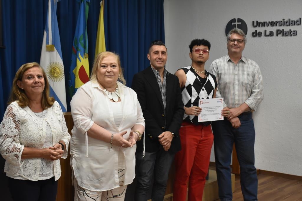 Reconocen a los alumnos que participaron de las Becas Futuros Profesionales Santander (17)