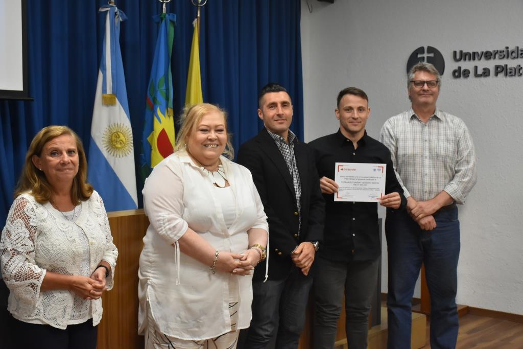 Reconocen a los alumnos que participaron de las Becas Futuros Profesionales Santander (18)