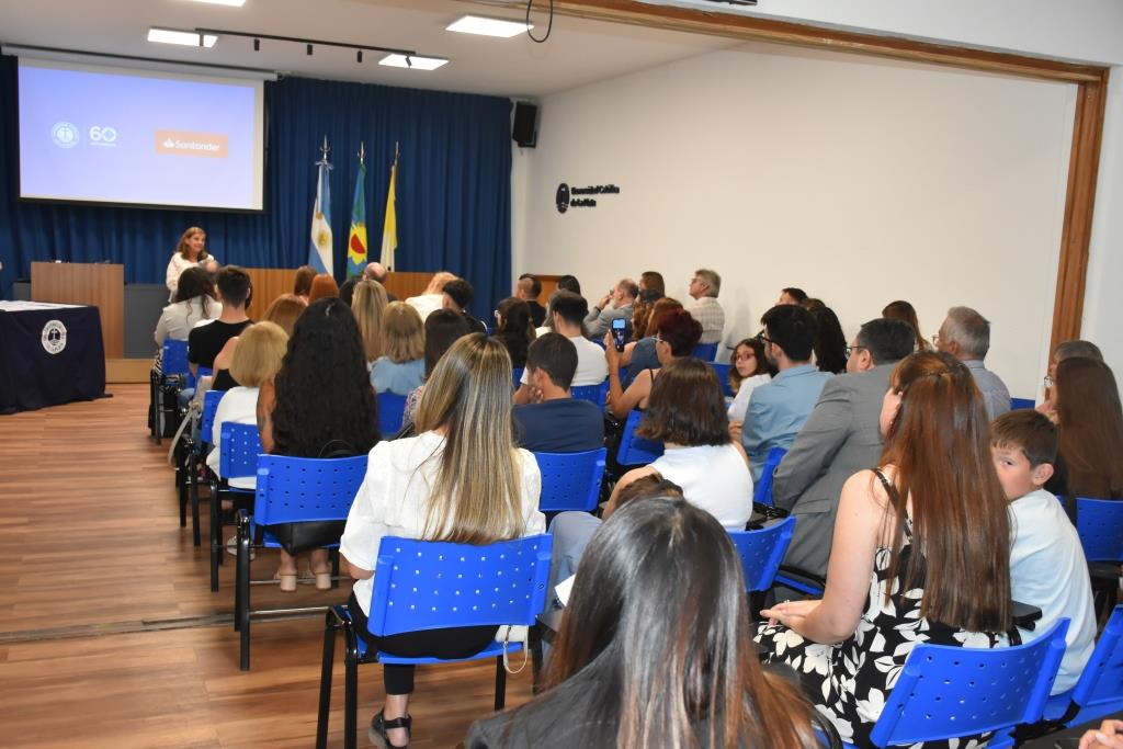 Reconocen a los alumnos que participaron de las Becas Futuros Profesionales Santander (2)