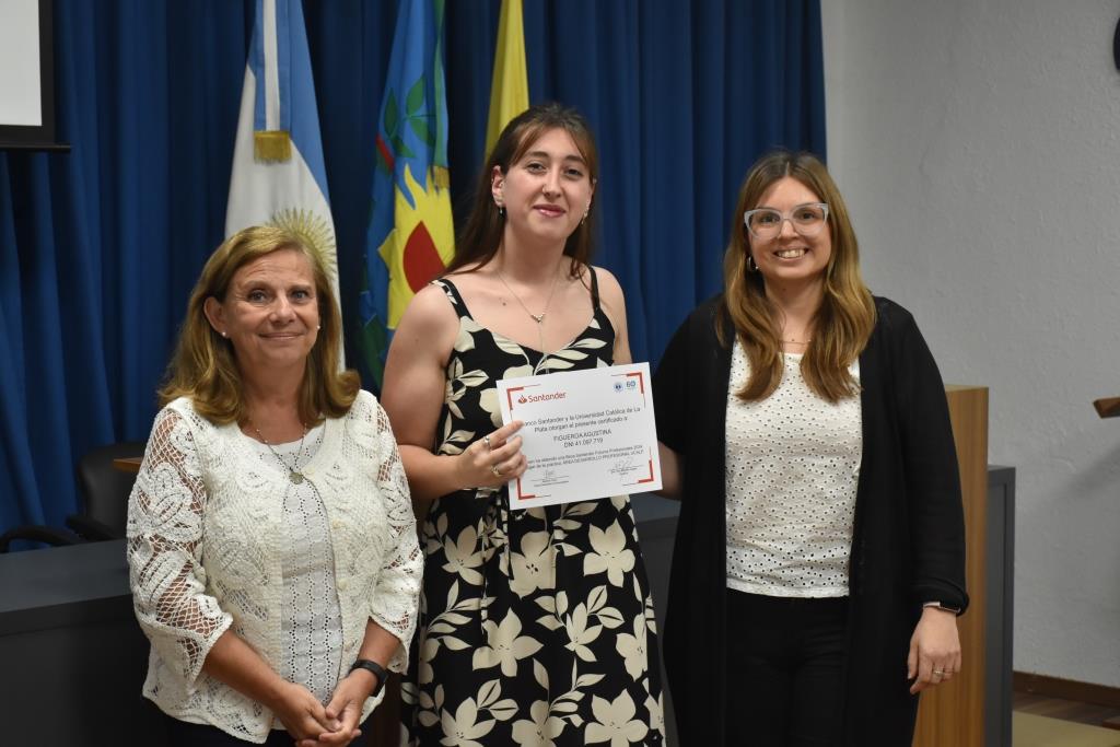 Reconocen a los alumnos que participaron de las Becas Futuros Profesionales Santander (20)