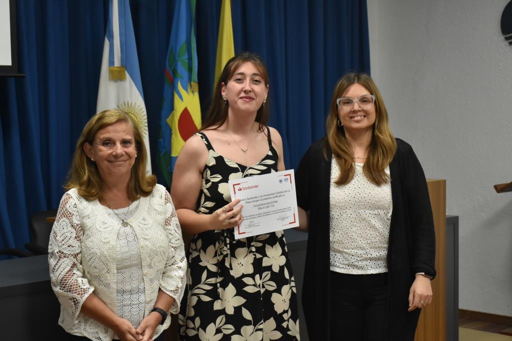 Reconocen a los alumnos que participaron de las Becas Futuros Profesionales Santander (21)