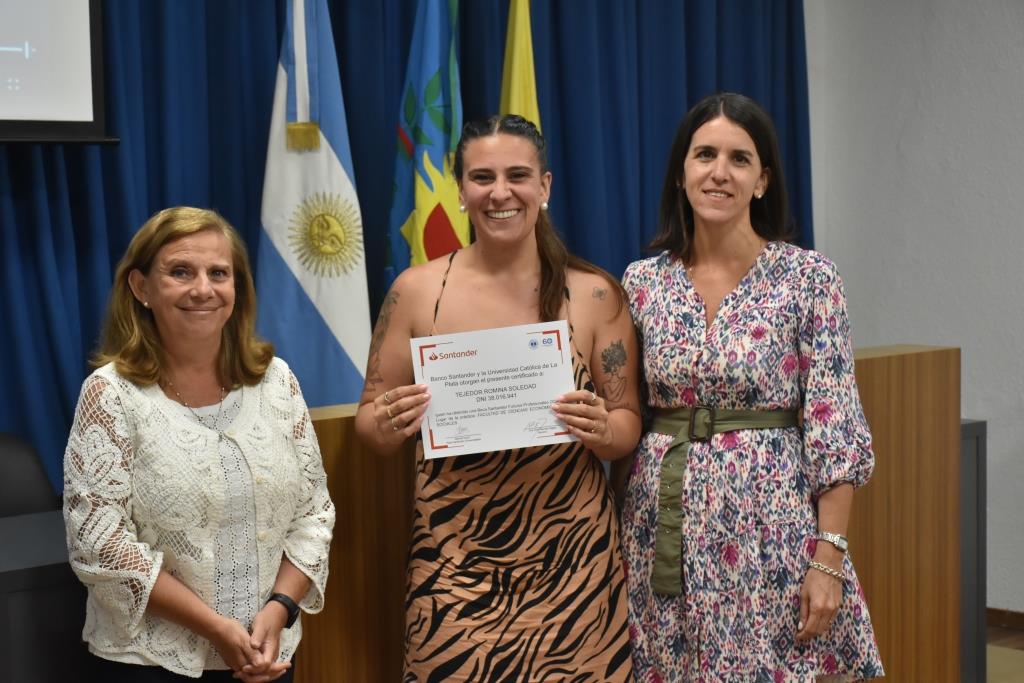 Reconocen a los alumnos que participaron de las Becas Futuros Profesionales Santander (24)