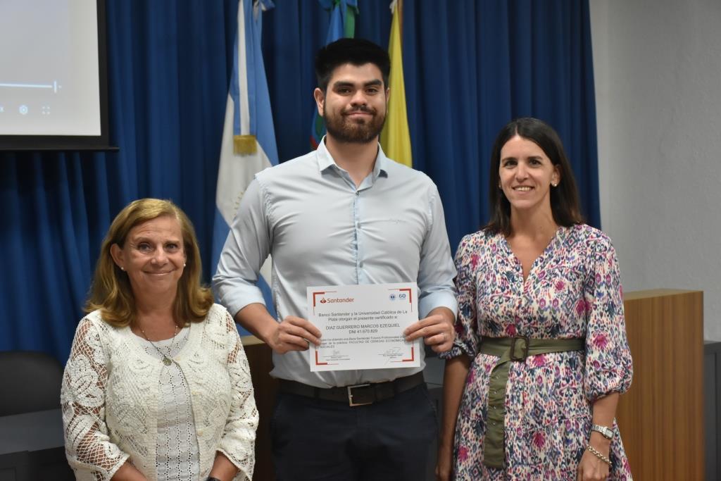 Reconocen a los alumnos que participaron de las Becas Futuros Profesionales Santander (25)