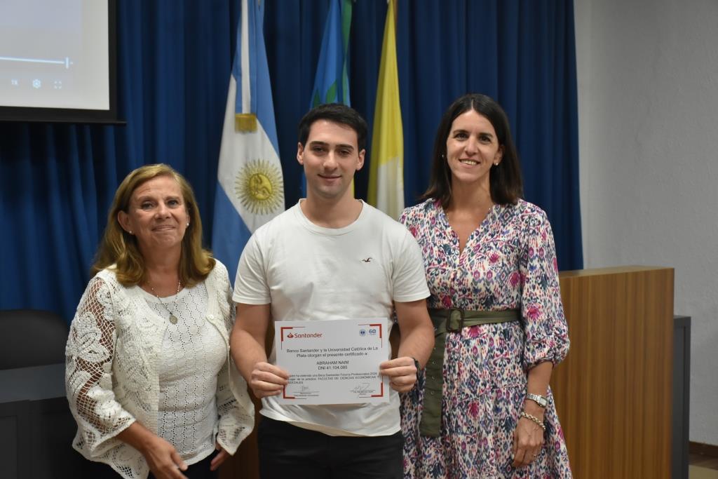 Reconocen a los alumnos que participaron de las Becas Futuros Profesionales Santander (27)