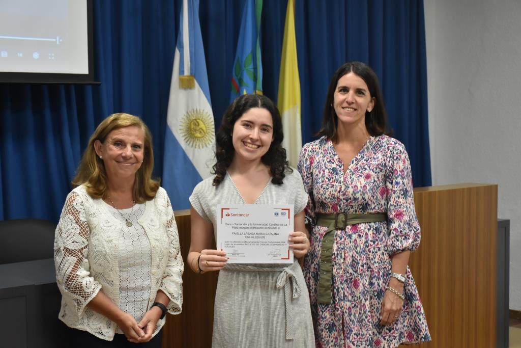 Reconocen a los alumnos que participaron de las Becas Futuros Profesionales Santander (28)