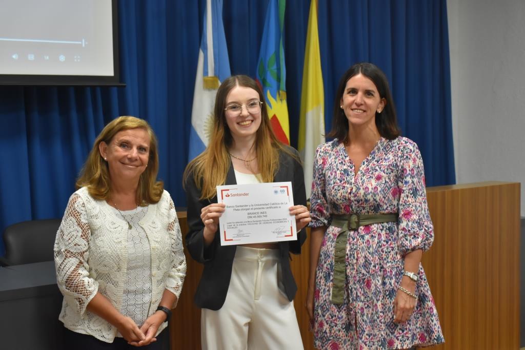 Reconocen a los alumnos que participaron de las Becas Futuros Profesionales Santander (30)