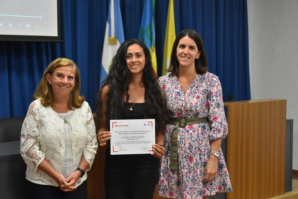 Reconocen a los alumnos que participaron de las Becas Futuros Profesionales Santander (32)