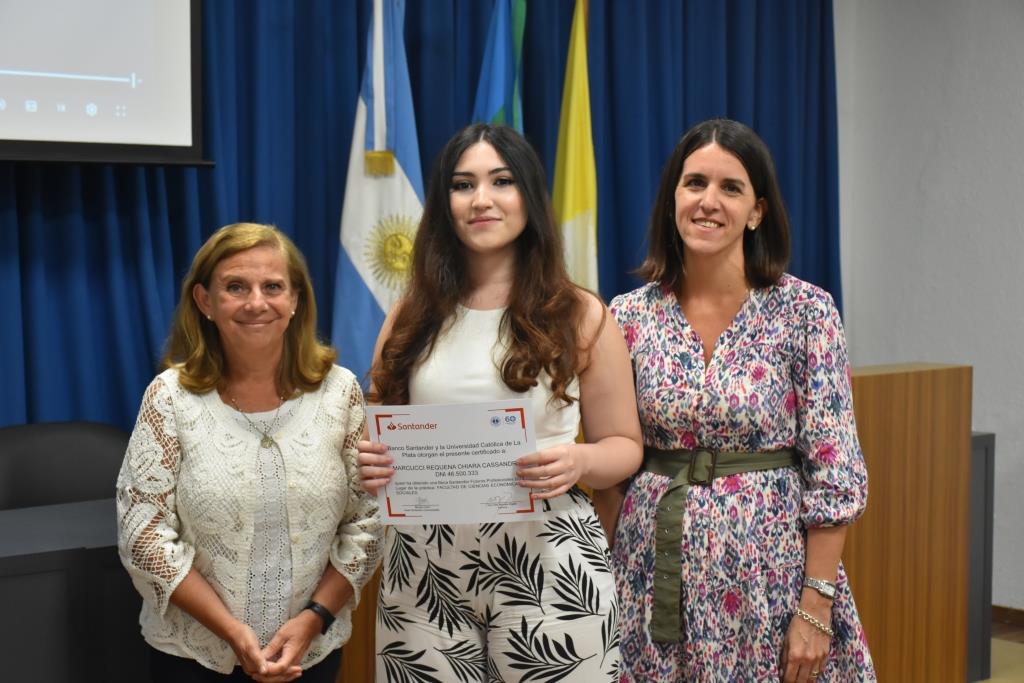 Reconocen a los alumnos que participaron de las Becas Futuros Profesionales Santander (34)