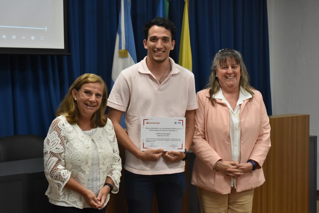 Reconocen a los alumnos que participaron de las Becas Futuros Profesionales Santander (36)
