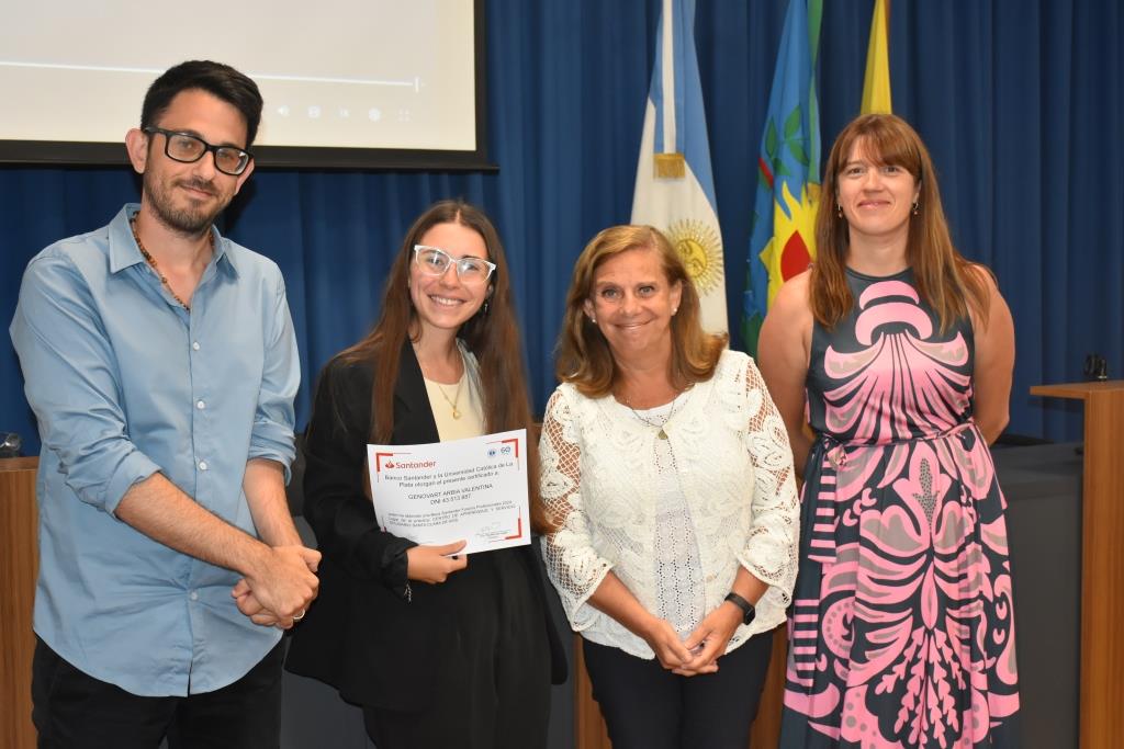 Reconocen a los alumnos que participaron de las Becas Futuros Profesionales Santander (37)