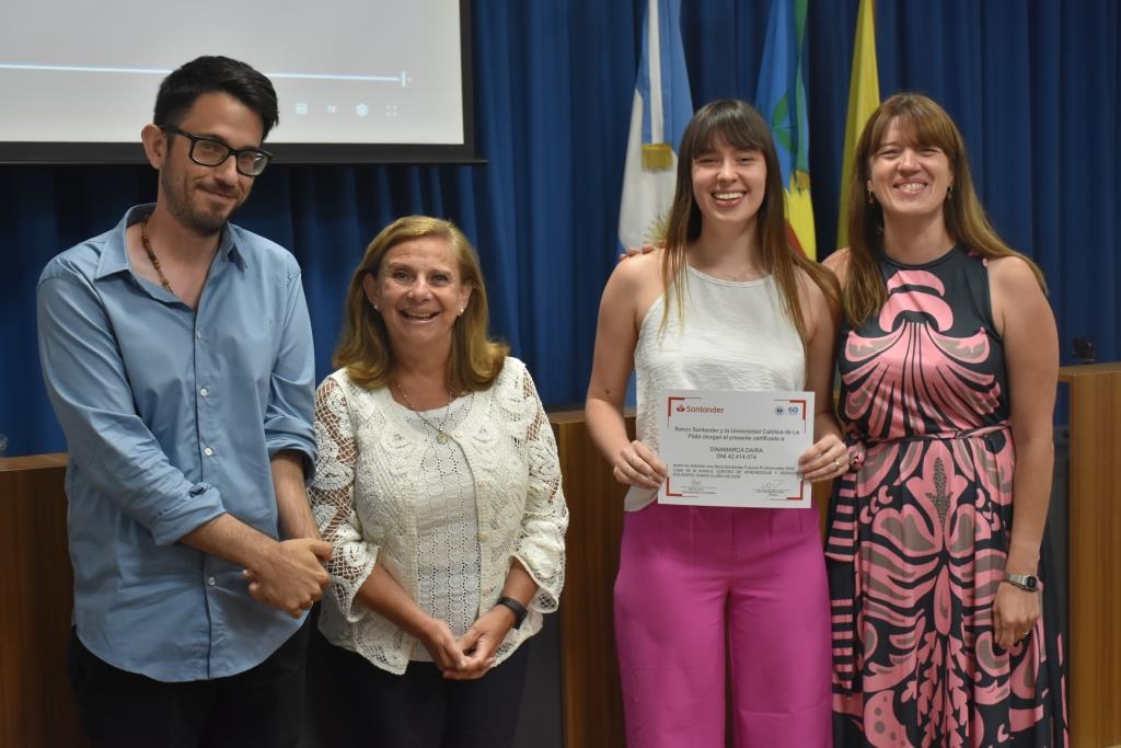 Reconocen a los alumnos que participaron de las Becas Futuros Profesionales Santander (38)