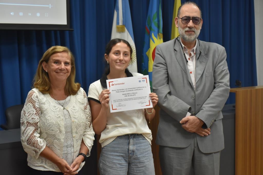 Reconocen a los alumnos que participaron de las Becas Futuros Profesionales Santander (39)