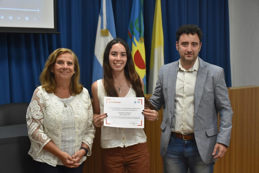 Reconocen a los alumnos que participaron de las Becas Futuros Profesionales Santander (40)