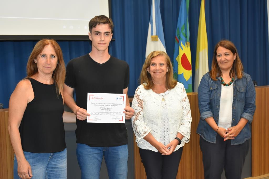Reconocen a los alumnos que participaron de las Becas Futuros Profesionales Santander (41)