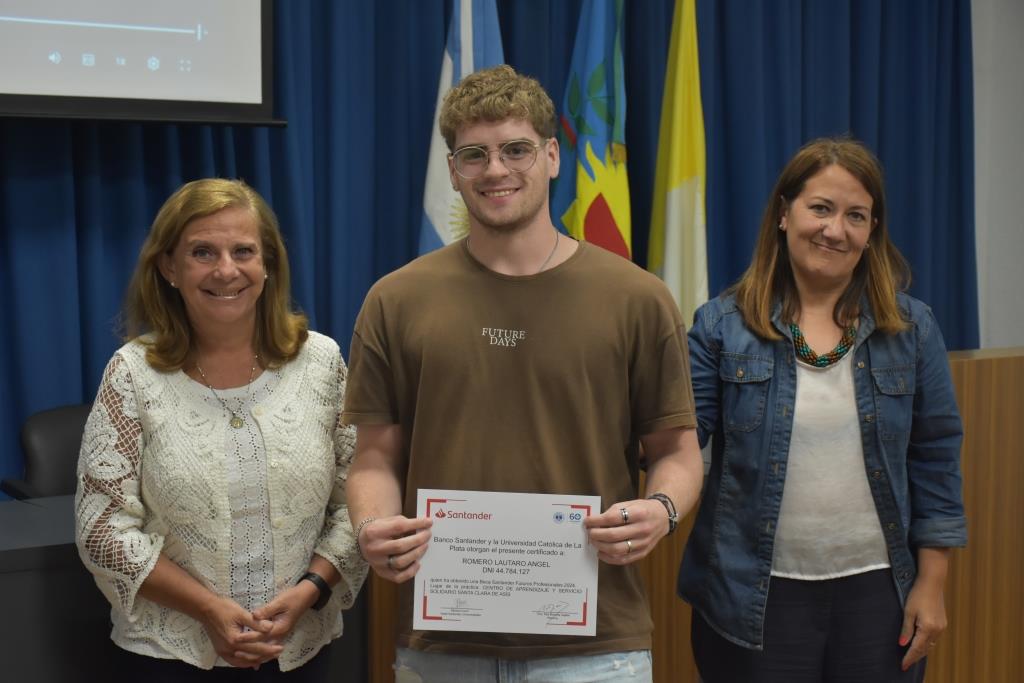 Reconocen a los alumnos que participaron de las Becas Futuros Profesionales Santander (42)
