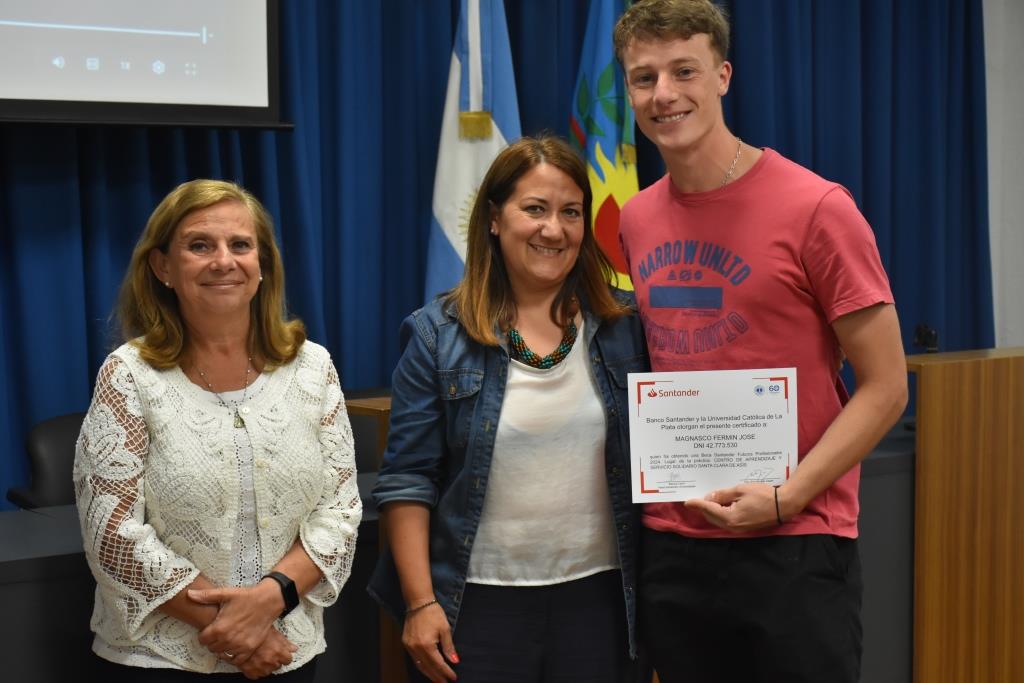 Reconocen a los alumnos que participaron de las Becas Futuros Profesionales Santander (43)