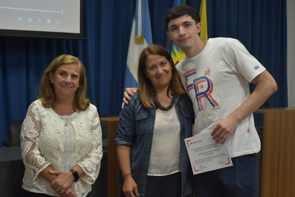 Reconocen a los alumnos que participaron de las Becas Futuros Profesionales Santander (44)
