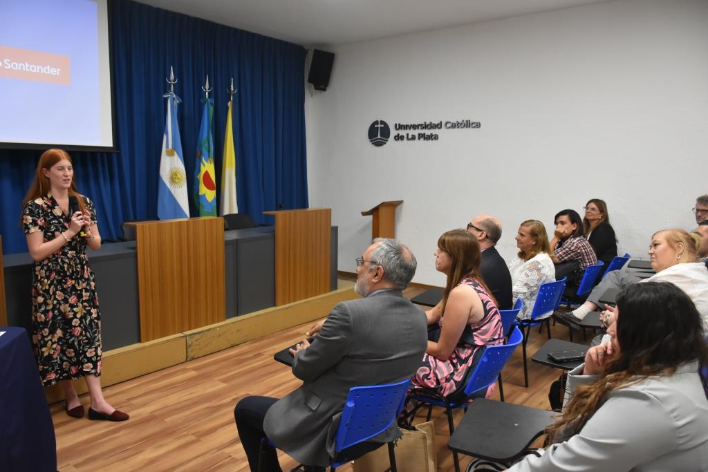 Reconocen a los alumnos que participaron de las Becas Futuros Profesionales Santander (51)