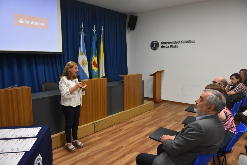 Reconocen a los alumnos que participaron de las Becas Futuros Profesionales Santander (53)