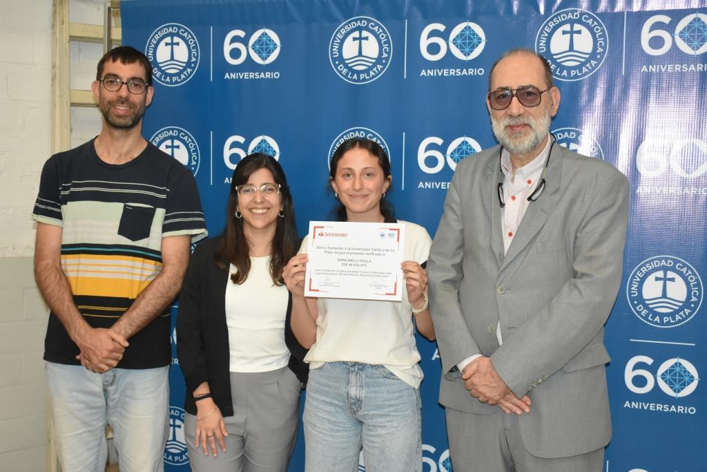 Reconocen a los alumnos que participaron de las Becas Futuros Profesionales Santander (9)