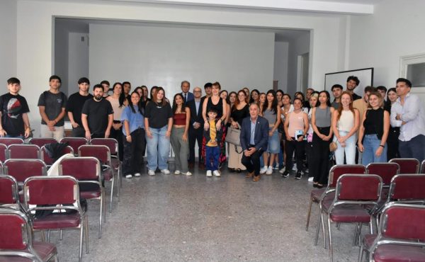 A través de las becas, se fortalece el compromiso con la comunidad