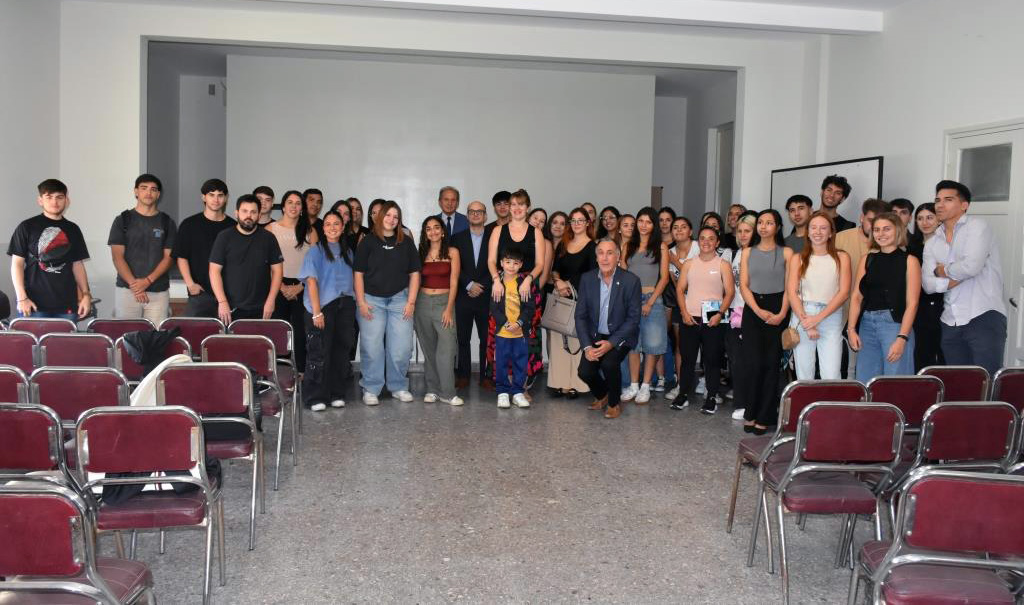 A través de las becas, se fortalece el compromiso con la comunidad