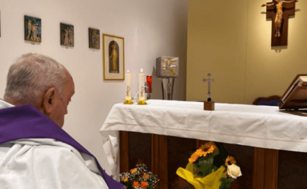 Primera foto del Papa en la capilla del hospital