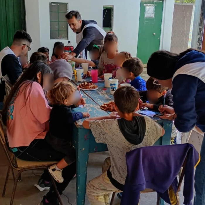 Cuidado de la salud y juegos para los chicos del Santa Clara