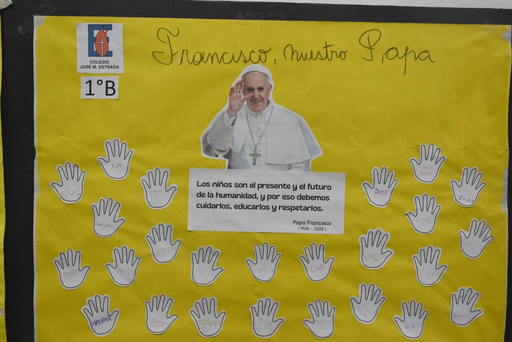 Emotivo homenaje de los alumnos del Colegio Estrada al Papa Francisco