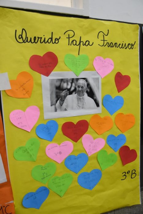 Emotivo homenaje de los alumnos del Colegio Estrada al Papa Francisco (10)